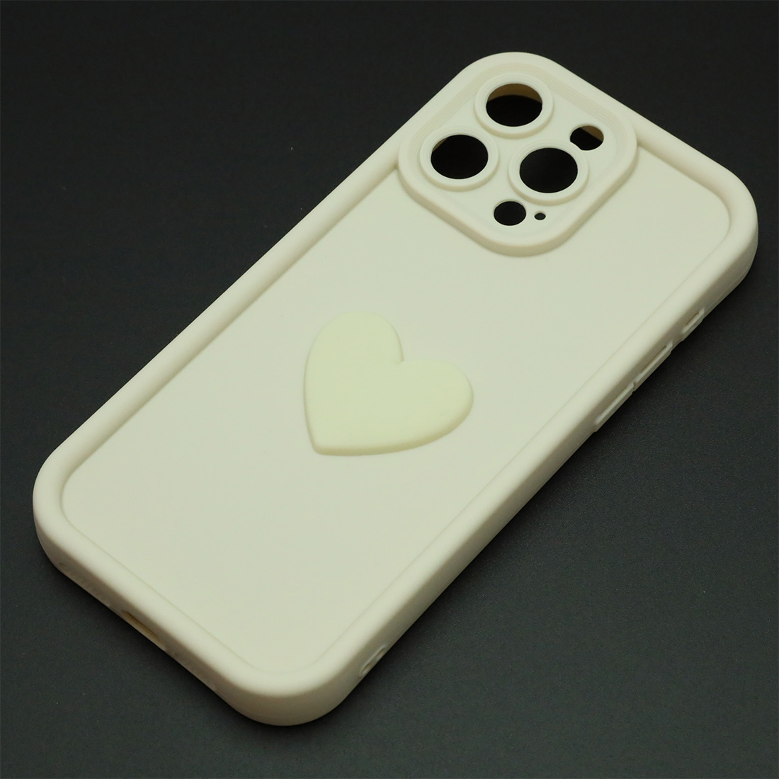 Чехол накладка для APPLE iPhone 15 Pro Max, силикон, 3D сердце, защита камеры, бортики, цвет молочный Чехол накладка для APPLE iPhone 15 Pro Max, силикон, 3D сердце, защита камеры, бортики, цвет молочный