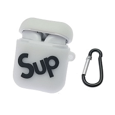 Чехол для беспроводных наушников APPLE AirPods 1, AirPods 2, силиконовый с карабином, 3D белый Sup. Чехол для беспроводных наушников APPLE AirPods 1, AirPods 2, силиконовый с карабином, 3D белый Sup.