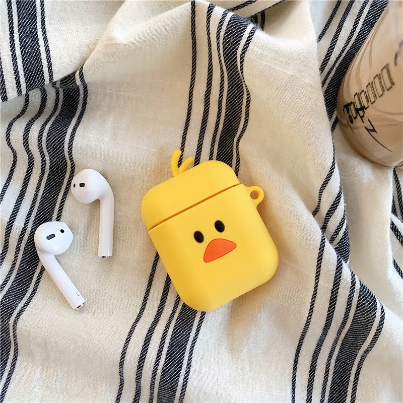 Чехол для беспроводных наушников APPLE AirPods силиконовый с карабином, цвет жёлтый 3D утёнок. Чехол для беспроводных наушников APPLE AirPods силиконовый с карабином, цвет жёлтый 3D утёнок.