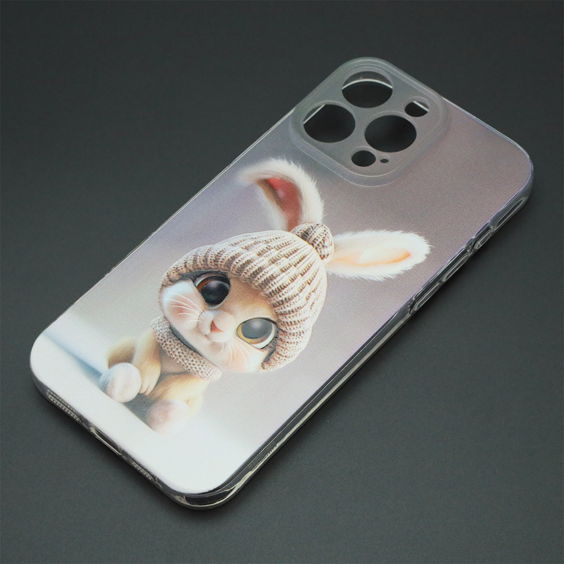 Чехол накладка для APPLE iPhone 16 Pro Max, защита камеры, силикон, рисунок Заяц в шапке Чехол накладка для APPLE iPhone 16 Pro Max, защита камеры, силикон, рисунок Заяц в шапке