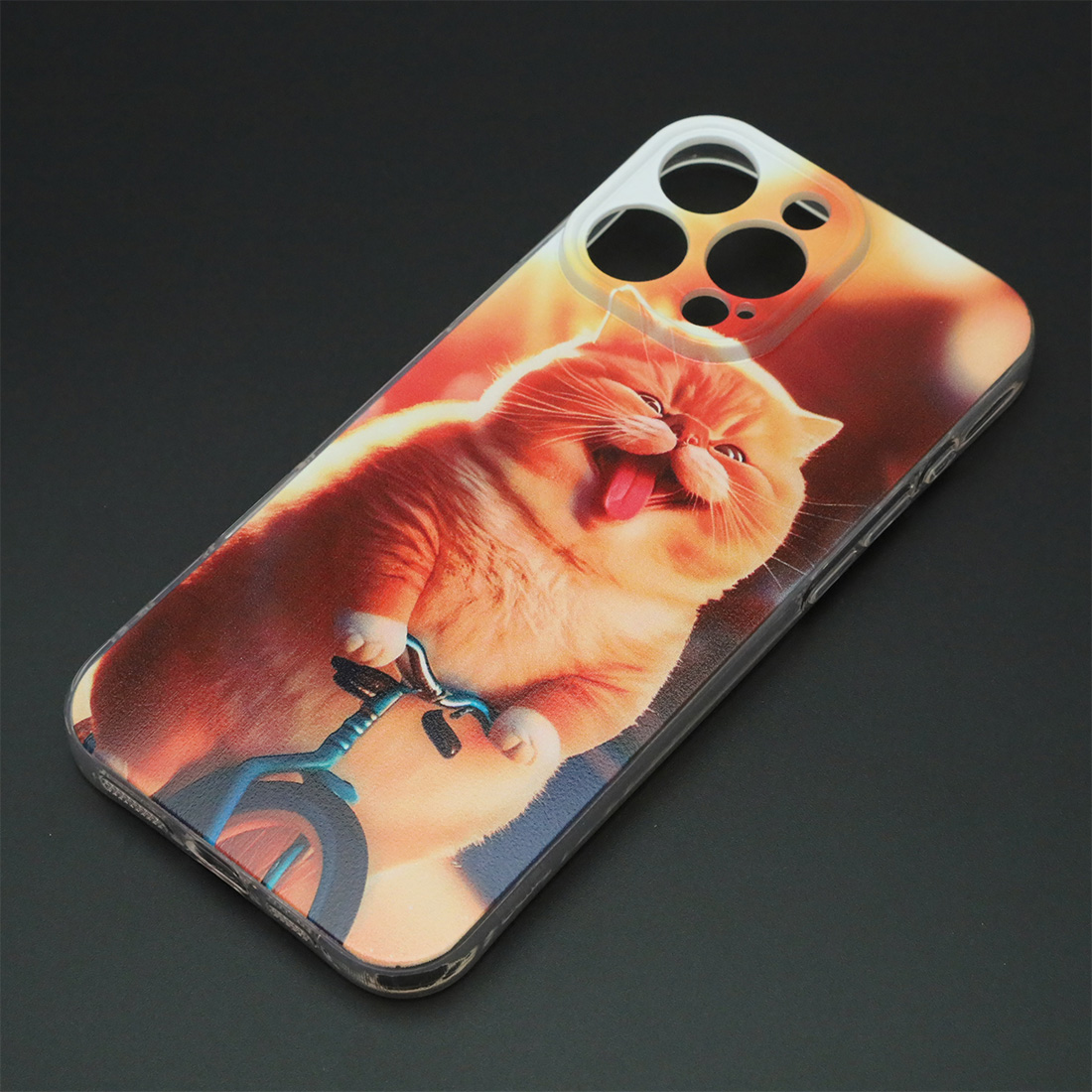 Чехол накладка для APPLE iPhone 16 Pro Max, защита камеры, силикон, рисунок Кот на велосипеде Чехол накладка для APPLE iPhone 16 Pro Max, защита камеры, силикон, рисунок Кот на велосипеде