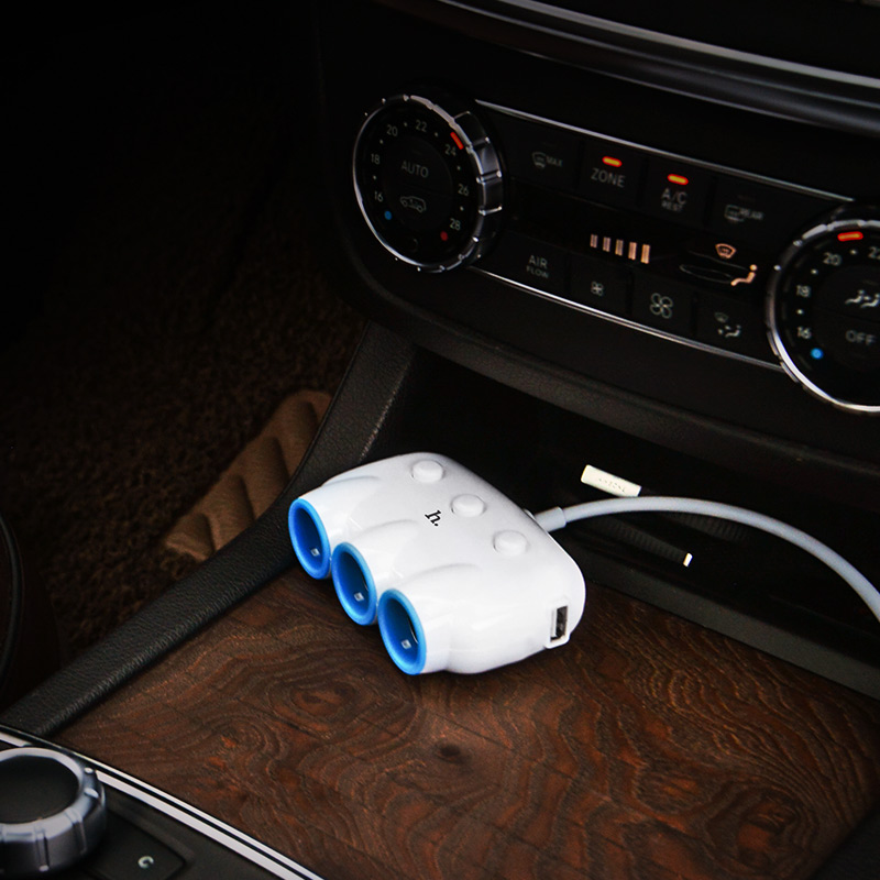 HOCO C1 автомобильное зарядное устройство 3 в 1 (3.1A-15.5W), интеллектуальный баланс защиты от перегрузок, универсальный адаптер зарядки, 2 порта USB, 3 порта гнезд прикуривателя, длина кабеля 55 см, цвет белый.